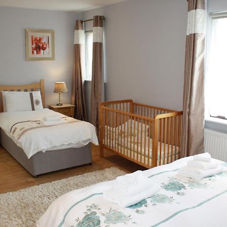Town Centre Location -Free Private Parking -Luxury 4 Bedroom House All En-Suite With Power Showers -Full Kitchen, 2 Living Rooms - Great Location - Shops And Restaurants 3-Minute Walk -Fast Wi-Fi -Sleeps 9 Guests Килларни Экстерьер фото