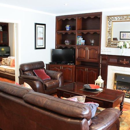 Town Centre Location -Free Private Parking -Luxury 4 Bedroom House All En-Suite With Power Showers -Full Kitchen, 2 Living Rooms - Great Location - Shops And Restaurants 3-Minute Walk -Fast Wi-Fi -Sleeps 9 Guests Килларни Экстерьер фото