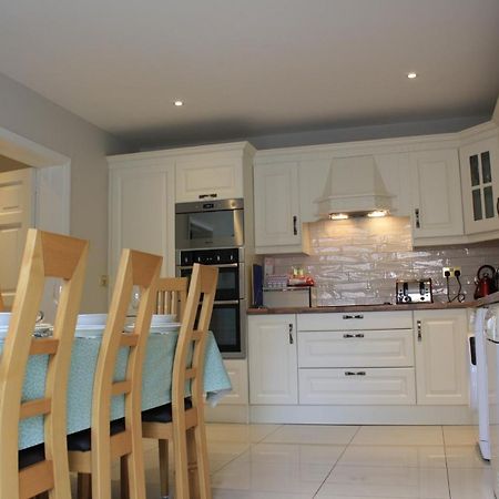 Town Centre Location -Free Private Parking -Luxury 4 Bedroom House All En-Suite With Power Showers -Full Kitchen, 2 Living Rooms - Great Location - Shops And Restaurants 3-Minute Walk -Fast Wi-Fi -Sleeps 9 Guests Килларни Экстерьер фото