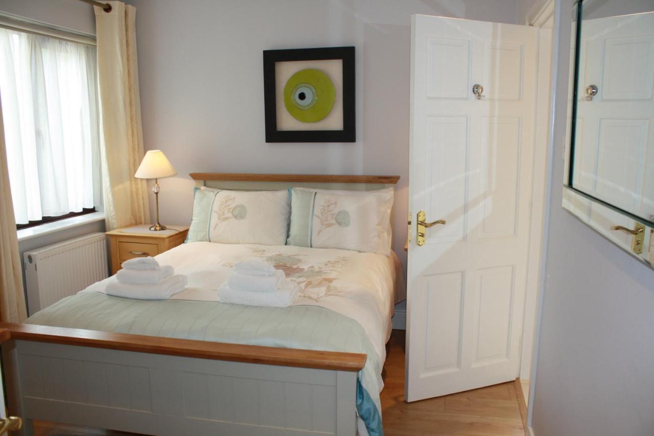 Town Centre Location -Free Private Parking -Luxury 4 Bedroom House All En-Suite With Power Showers -Full Kitchen, 2 Living Rooms - Great Location - Shops And Restaurants 3-Minute Walk -Fast Wi-Fi -Sleeps 9 Guests Килларни Экстерьер фото