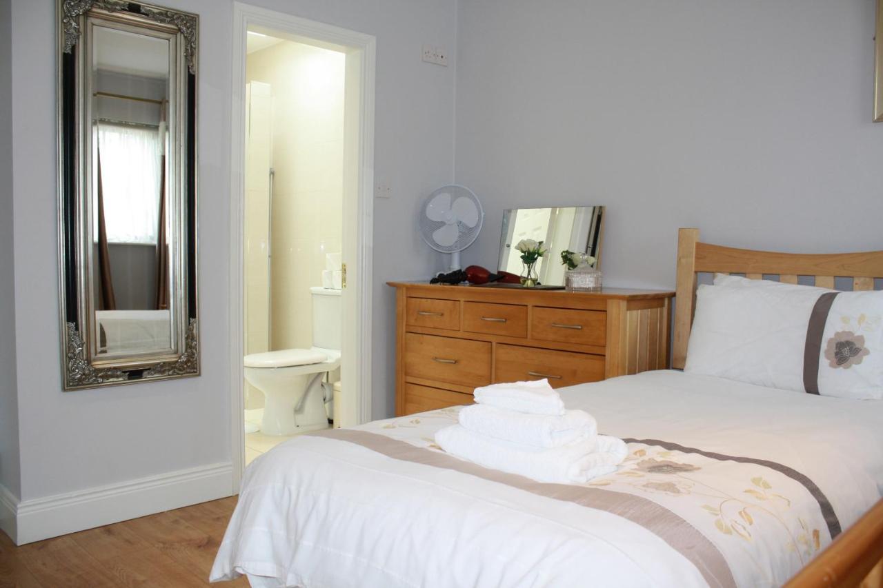 Town Centre Location -Free Private Parking -Luxury 4 Bedroom House All En-Suite With Power Showers -Full Kitchen, 2 Living Rooms - Great Location - Shops And Restaurants 3-Minute Walk -Fast Wi-Fi -Sleeps 9 Guests Килларни Экстерьер фото