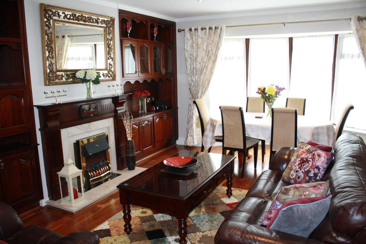 Town Centre Location -Free Private Parking -Luxury 4 Bedroom House All En-Suite With Power Showers -Full Kitchen, 2 Living Rooms - Great Location - Shops And Restaurants 3-Minute Walk -Fast Wi-Fi -Sleeps 9 Guests Килларни Экстерьер фото