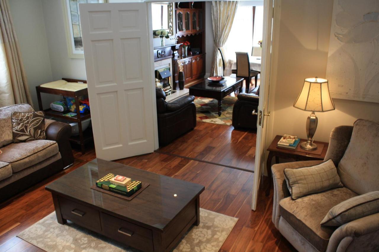 Town Centre Location -Free Private Parking -Luxury 4 Bedroom House All En-Suite With Power Showers -Full Kitchen, 2 Living Rooms - Great Location - Shops And Restaurants 3-Minute Walk -Fast Wi-Fi -Sleeps 9 Guests Килларни Экстерьер фото
