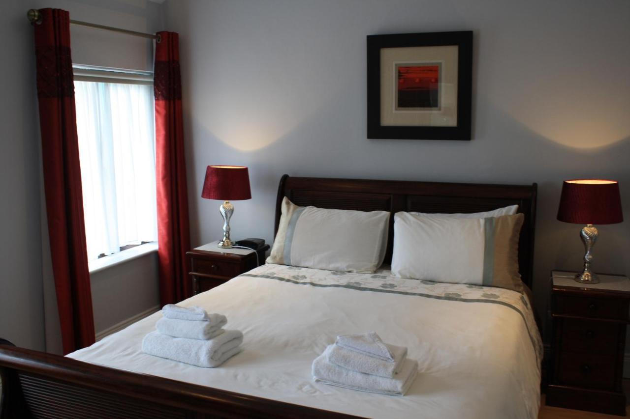 Town Centre Location -Free Private Parking -Luxury 4 Bedroom House All En-Suite With Power Showers -Full Kitchen, 2 Living Rooms - Great Location - Shops And Restaurants 3-Minute Walk -Fast Wi-Fi -Sleeps 9 Guests Килларни Экстерьер фото