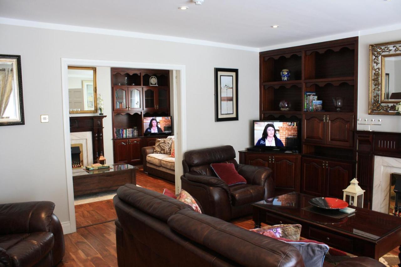 Town Centre Location -Free Private Parking -Luxury 4 Bedroom House All En-Suite With Power Showers -Full Kitchen, 2 Living Rooms - Great Location - Shops And Restaurants 3-Minute Walk -Fast Wi-Fi -Sleeps 9 Guests Килларни Экстерьер фото