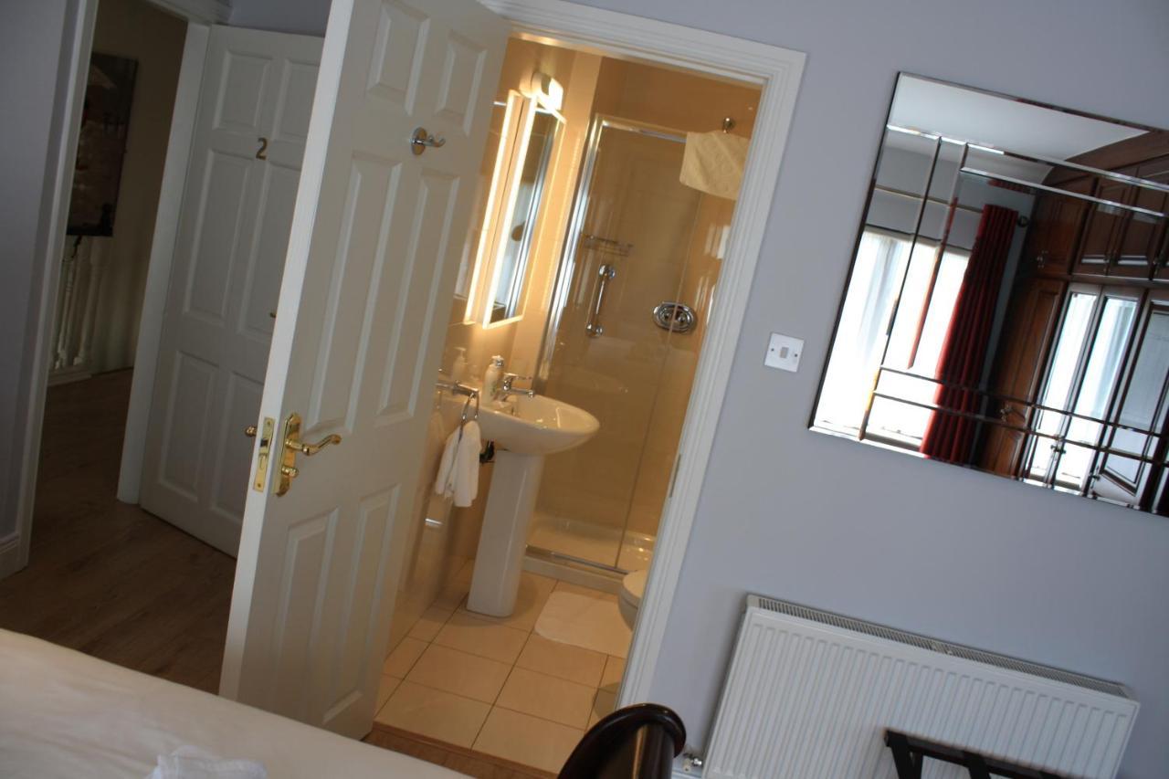 Town Centre Location -Free Private Parking -Luxury 4 Bedroom House All En-Suite With Power Showers -Full Kitchen, 2 Living Rooms - Great Location - Shops And Restaurants 3-Minute Walk -Fast Wi-Fi -Sleeps 9 Guests Килларни Экстерьер фото