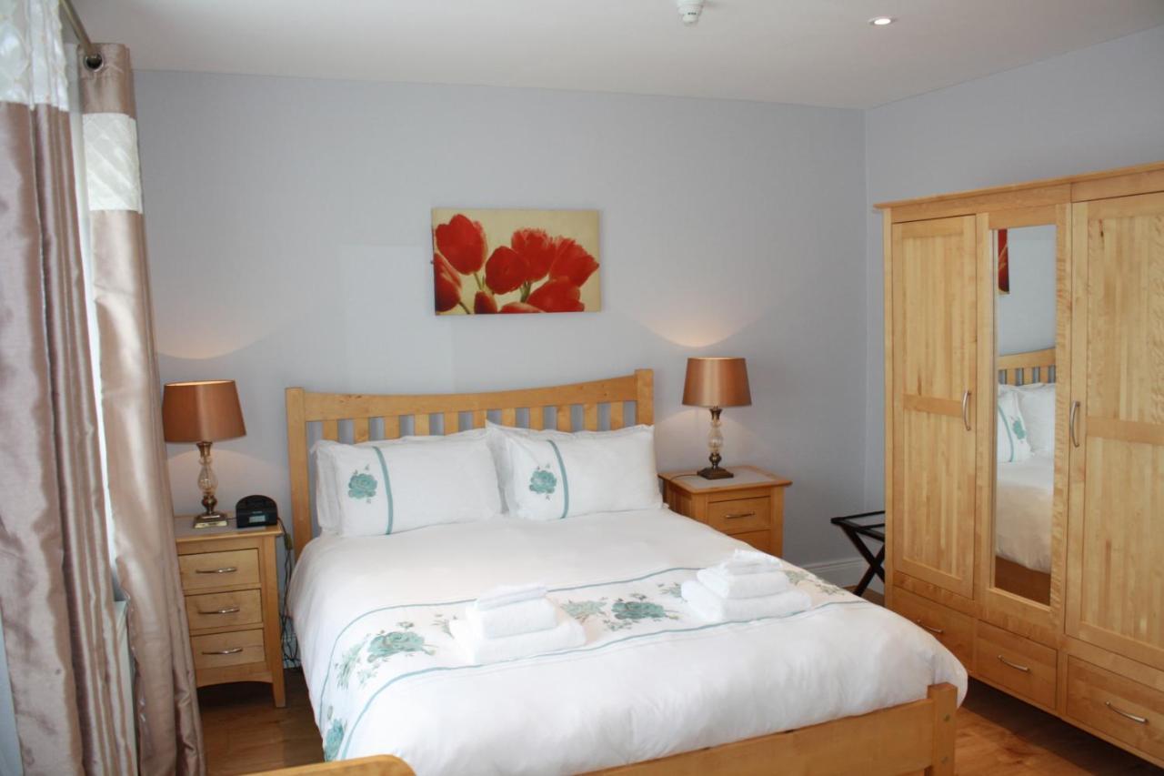 Town Centre Location -Free Private Parking -Luxury 4 Bedroom House All En-Suite With Power Showers -Full Kitchen, 2 Living Rooms - Great Location - Shops And Restaurants 3-Minute Walk -Fast Wi-Fi -Sleeps 9 Guests Килларни Экстерьер фото