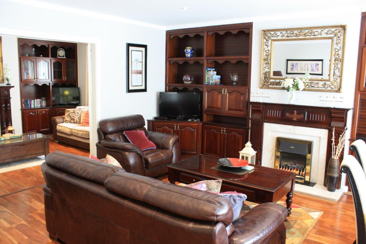 Town Centre Location -Free Private Parking -Luxury 4 Bedroom House All En-Suite With Power Showers -Full Kitchen, 2 Living Rooms - Great Location - Shops And Restaurants 3-Minute Walk -Fast Wi-Fi -Sleeps 9 Guests Килларни Экстерьер фото