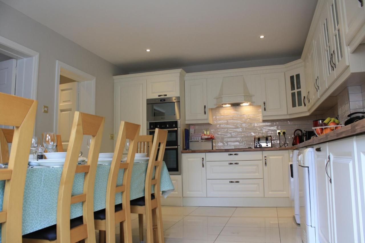 Town Centre Location -Free Private Parking -Luxury 4 Bedroom House All En-Suite With Power Showers -Full Kitchen, 2 Living Rooms - Great Location - Shops And Restaurants 3-Minute Walk -Fast Wi-Fi -Sleeps 9 Guests Килларни Экстерьер фото