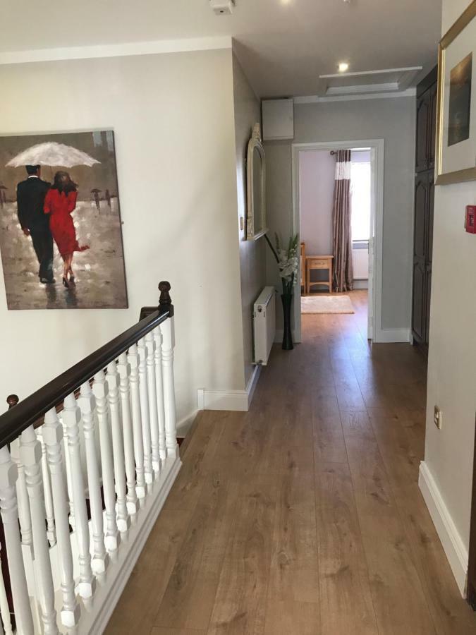 Town Centre Location -Free Private Parking -Luxury 4 Bedroom House All En-Suite With Power Showers -Full Kitchen, 2 Living Rooms - Great Location - Shops And Restaurants 3-Minute Walk -Fast Wi-Fi -Sleeps 9 Guests Килларни Экстерьер фото