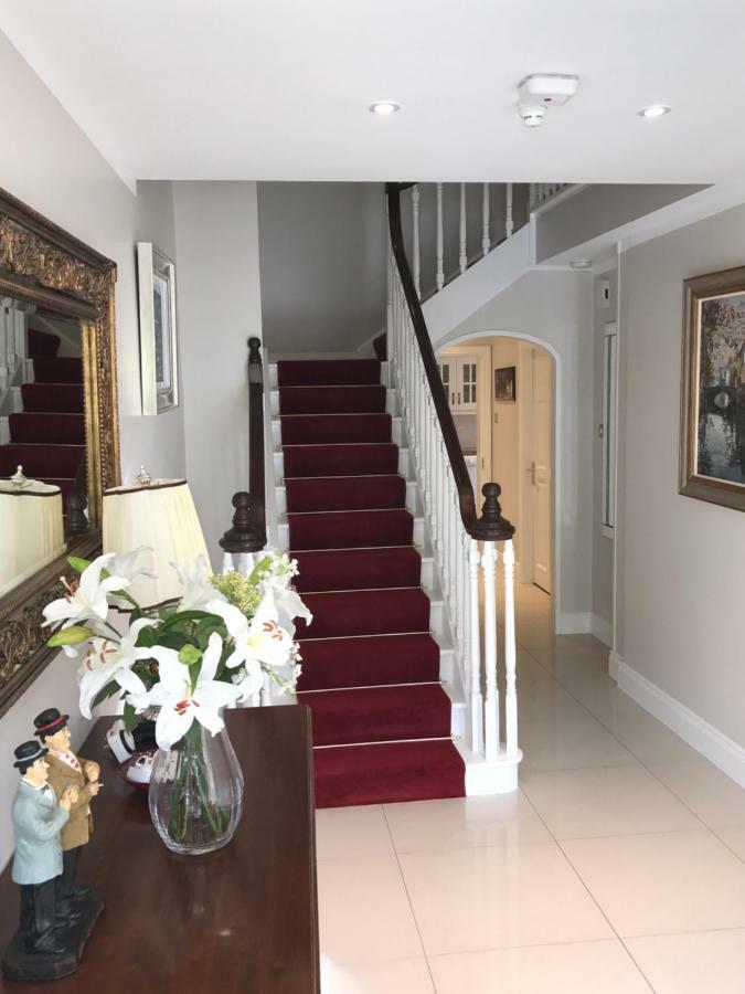 Town Centre Location -Free Private Parking -Luxury 4 Bedroom House All En-Suite With Power Showers -Full Kitchen, 2 Living Rooms - Great Location - Shops And Restaurants 3-Minute Walk -Fast Wi-Fi -Sleeps 9 Guests Килларни Экстерьер фото