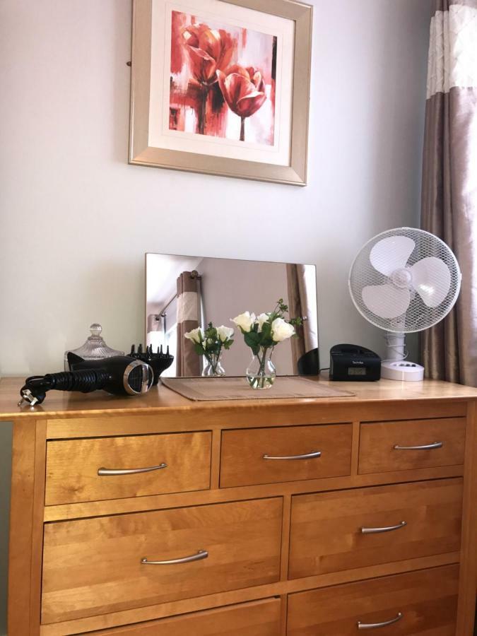 Town Centre Location -Free Private Parking -Luxury 4 Bedroom House All En-Suite With Power Showers -Full Kitchen, 2 Living Rooms - Great Location - Shops And Restaurants 3-Minute Walk -Fast Wi-Fi -Sleeps 9 Guests Килларни Экстерьер фото